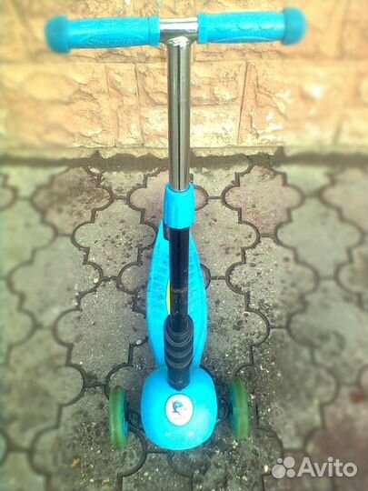 Самокат трёхколёсный