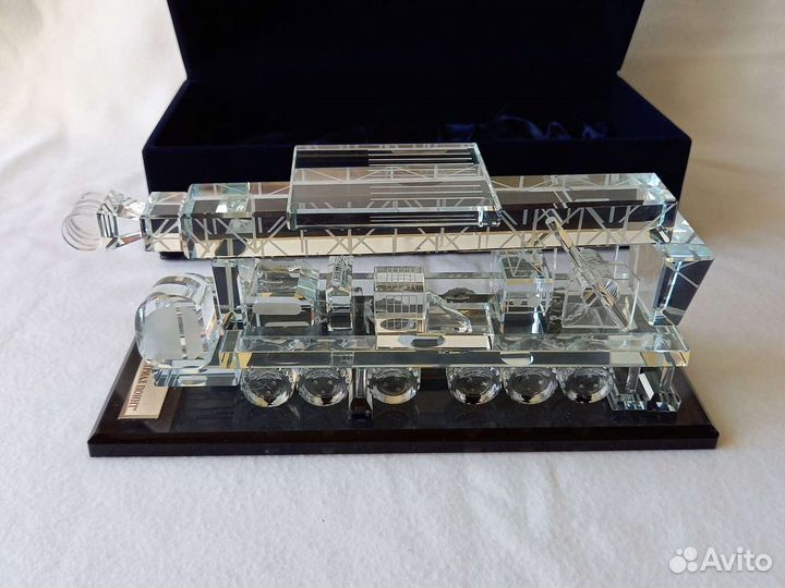 Сувенирная 3d модель автокрана стекло