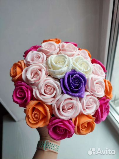 Яркий необычный букет из мыльных роз