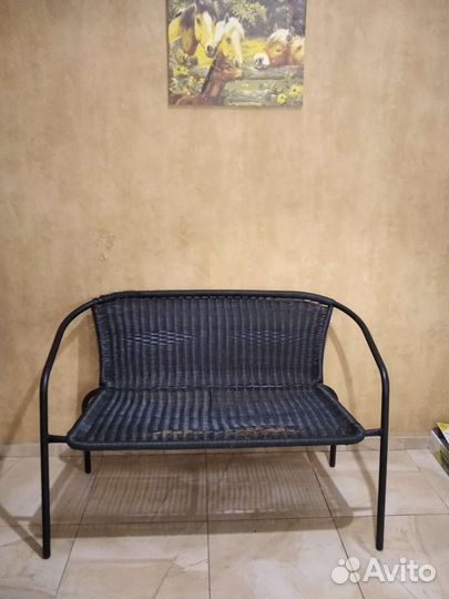 Диванчик плетённый