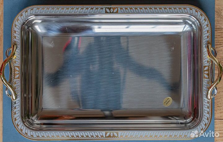 Золочёный поднос с фарфоровым блюдом