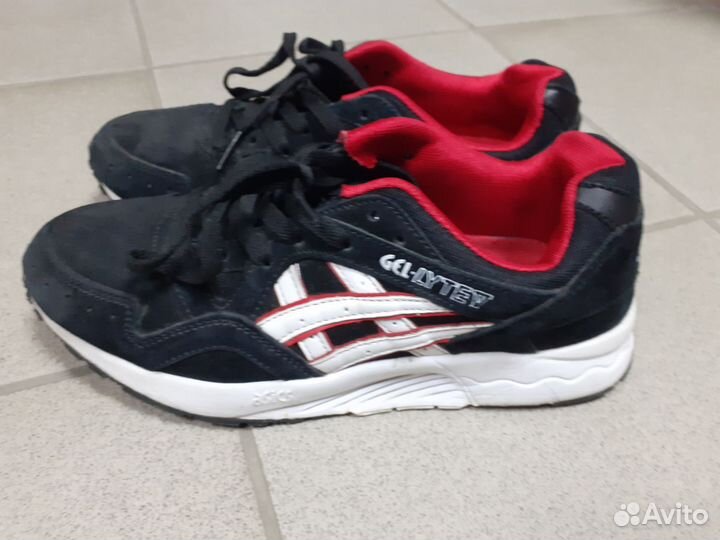 Кроссовки разные