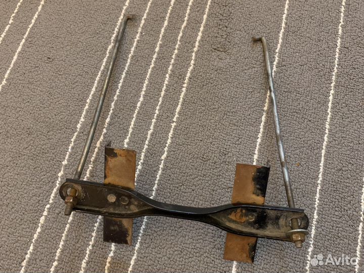 Крепление аккумулятора