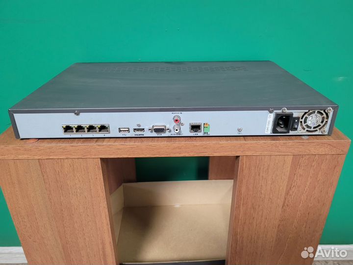 Сетевой видеорегистратор Hikvision DS-7608NI-SE/P