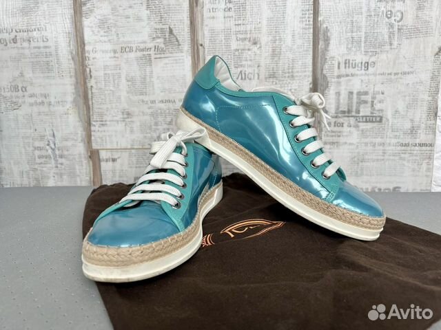 Кроссовки женские