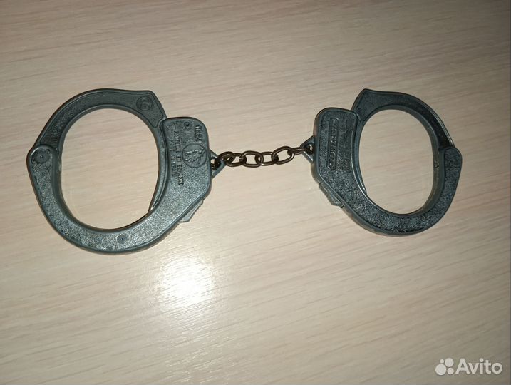 Игрушечные наручники