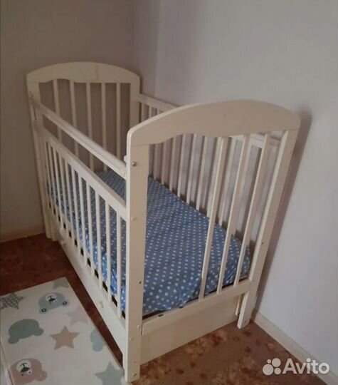 Детская кроватка с ящиком и с маятником