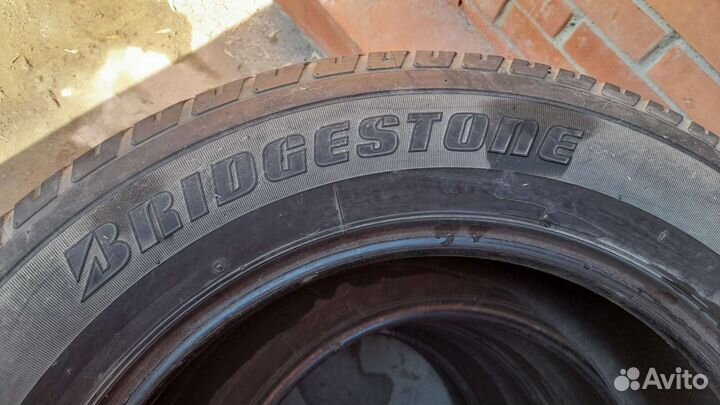 Bridgestone Dueler H/T D687 225/65 R17