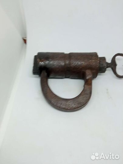 Навесной замок старинный