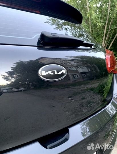 Наклейки на эмблемы Kia (белые)