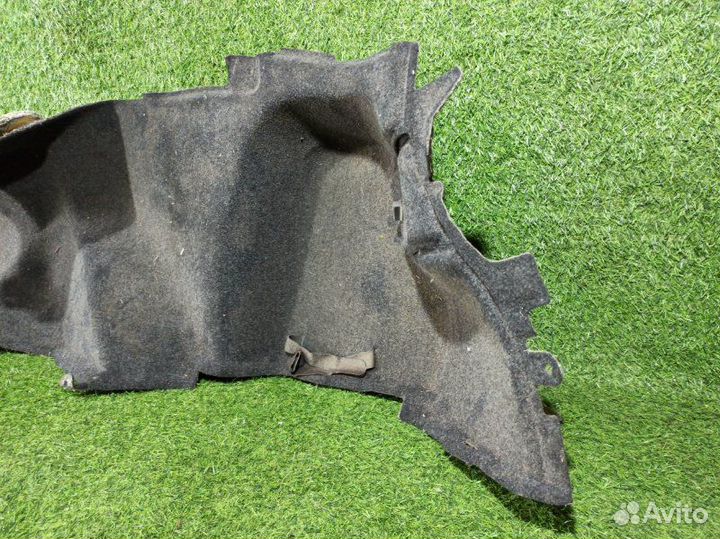 Обшивка багажника задняя правая Toyota Avensis