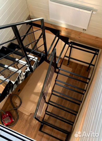 Каркас лестницы из металла