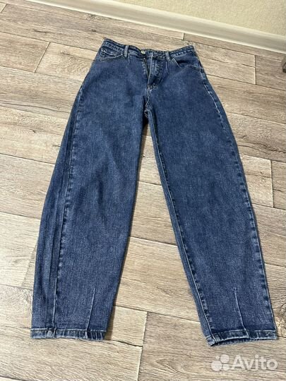 Джинсы mom