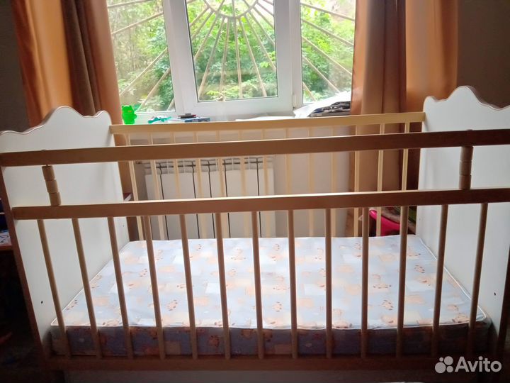 Детская кроватка с маятником