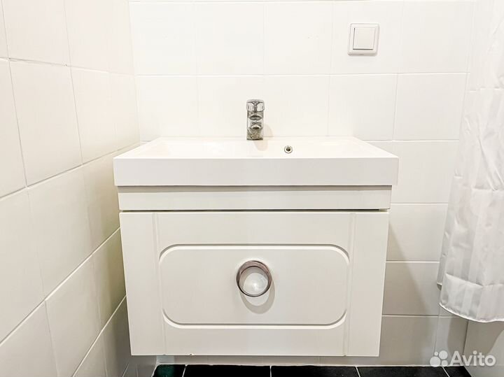 Тумба с раковиной и смесителем в ванную