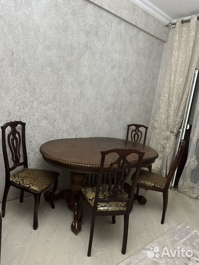 Стол со стульями