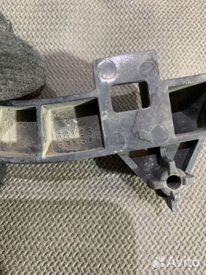 Кронштейн бампера переднего правый Toyota