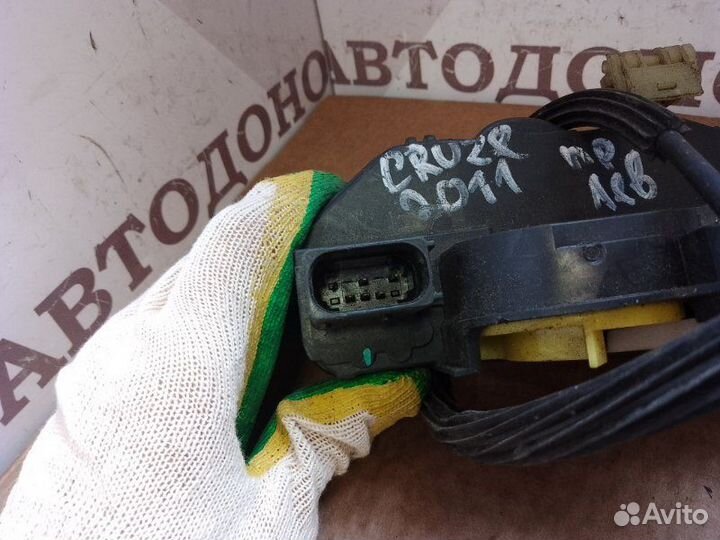 Замок двери передний левый Chevrolet Cruze