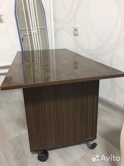 Стол журнальный на колесиках. Дерево