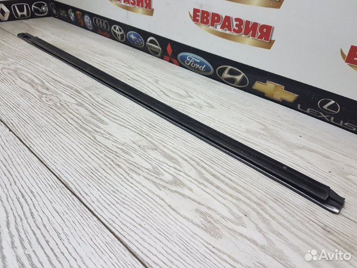 Молдинг стекла передний левый Kia Rio DC 2001