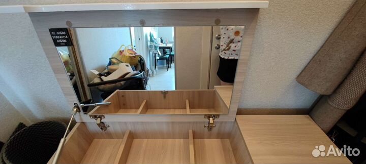 Косметический столик с зеркалом