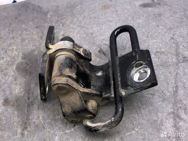 Задняя правая петля passat B6