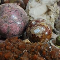 Кристаллы, минералы, шары из натуральных камней