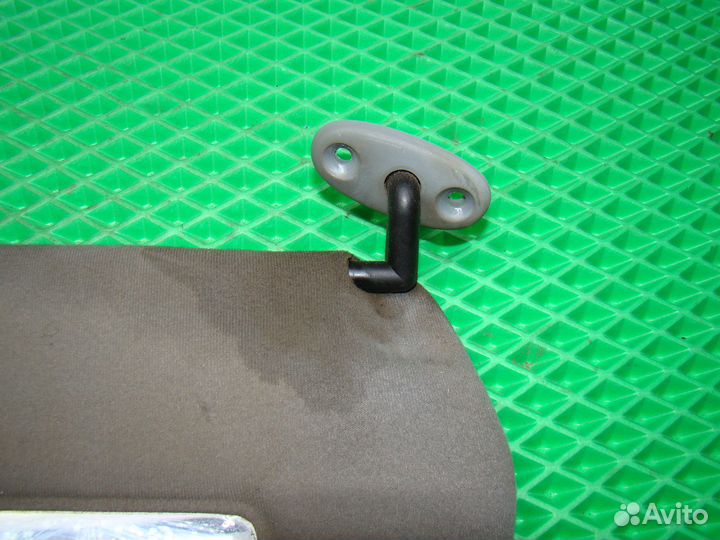 Солнцезащитный козырек правый Nissan Sunny