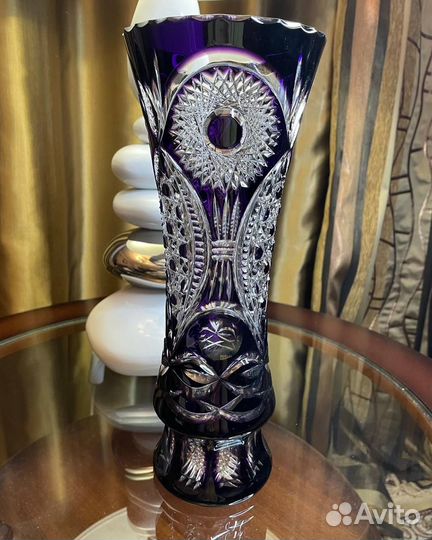 Хрустальная ваза из цветного хрусталя