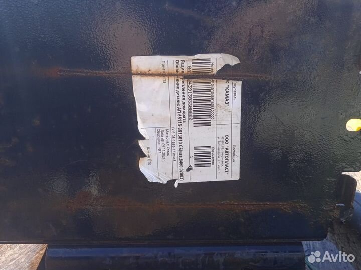 Автомобильный ящик для инструмента или домкрата