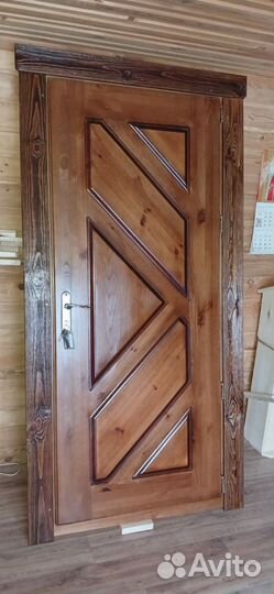 Дверь входная деревянная с коробкой