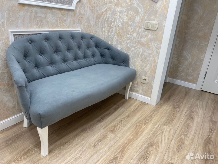 Диван в кафе