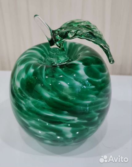 Стеклянное яблоко для декора