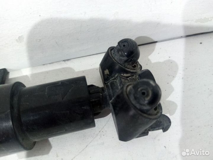 Форсунка омывателя фары правая Volkswagen Passat 6