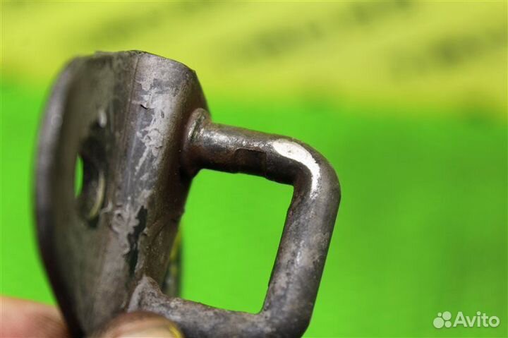 Петля замка багажника задняя Nissan Vanette SK82MN