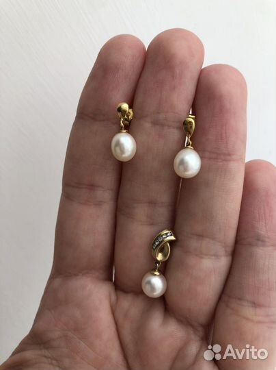 Золотые серьги и кулон с жемчугом и фианитами
