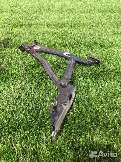 Петля крышки багажника левая Ford Mustang 6 S550