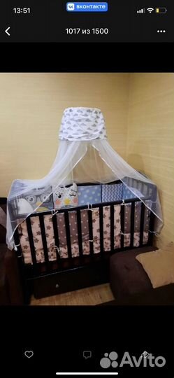 Детская кроватка с маятником и ящиком