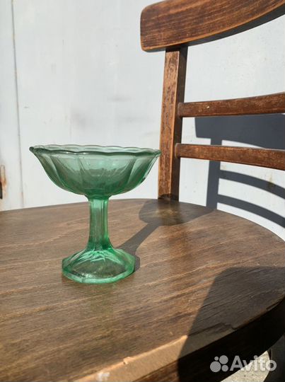 Старинная вазочка-креманка зелёного стекла