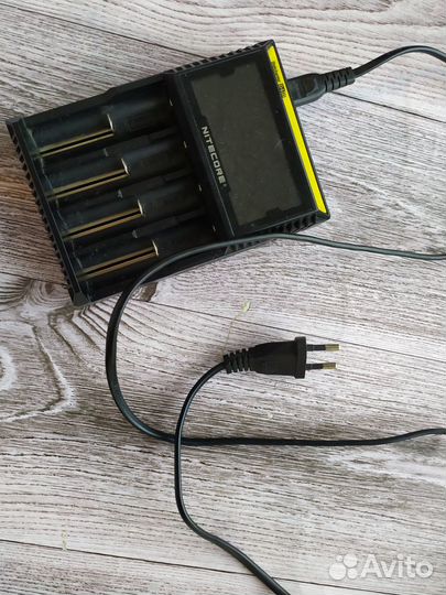 Универсальное зарядное устройство Nitecore D4