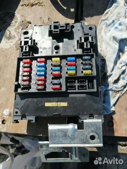 Блок предохранителей салона Nissan Bluebird