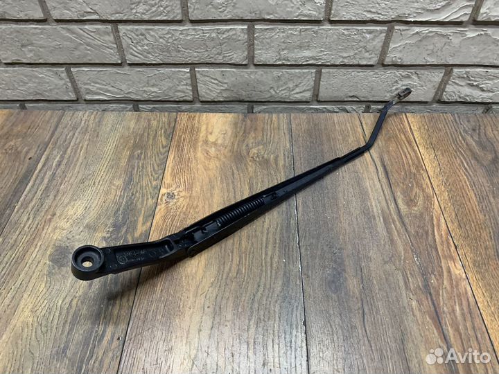 Nissan Tiida Поводок стеклоочистителя передний