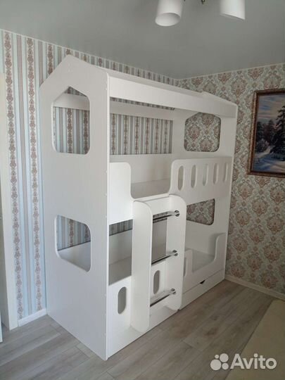 Детская двухъярусная кровать