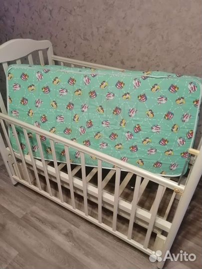 Детская кроватка с маятником