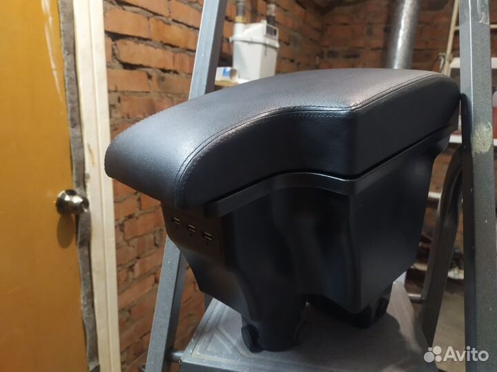 Подлокотник на Mazda