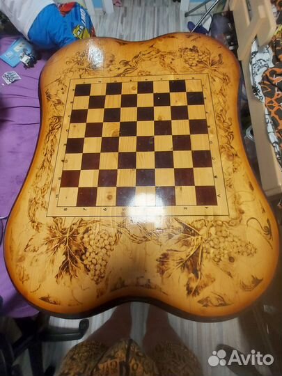 Шахматный стол и фигуры