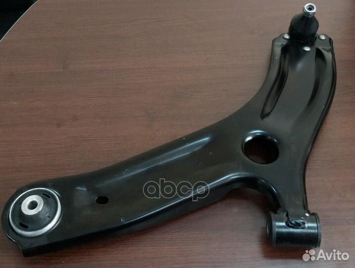 Рычаг передней подвески нижний левый с шарнирам