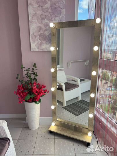 Гримёрное зеркало с лампочками