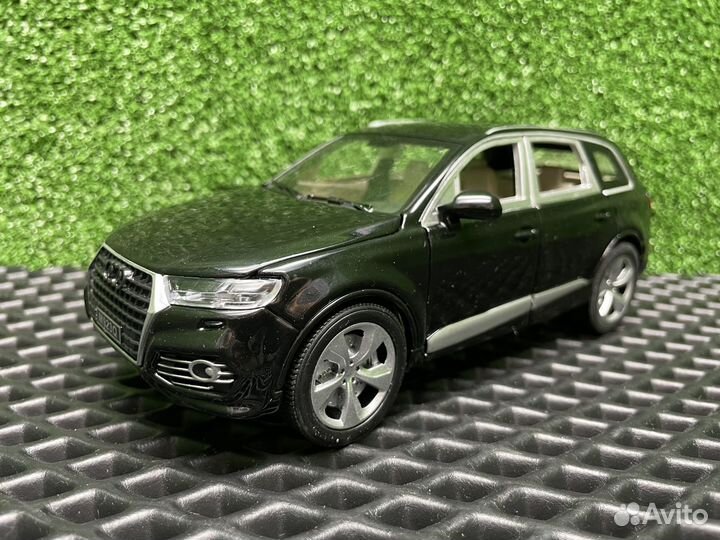 Металлическая модель Ауди Q7