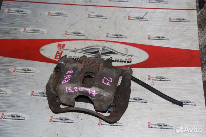 Суппорт перед лево c Honda Stream RN8 R20A